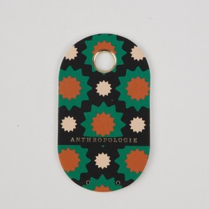 โลโก้การออกแบบแฟชั่นที่กำหนดเองชื่อแบรนด์แบรนด์คุณภาพสูงแท็กแขวนกระดาษที่กำหนดเองพร้อมเชือกสตริงสำหรับสภาพแวดล้อมเสื้อผ้าที่เป็นมิตร